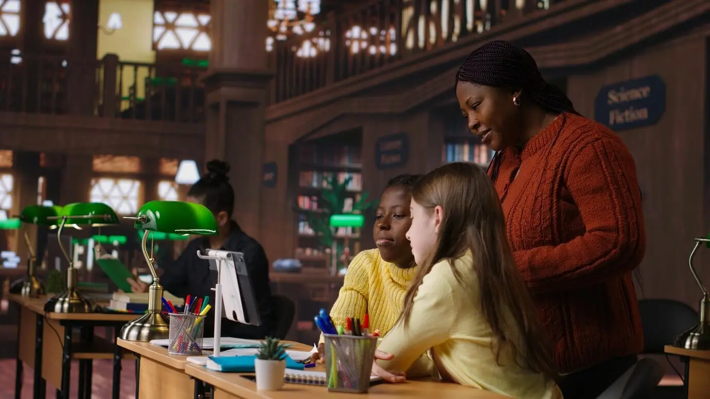 Одноклассники-друзья выполняют школьный командный проект с учителем во время видеозвонка.