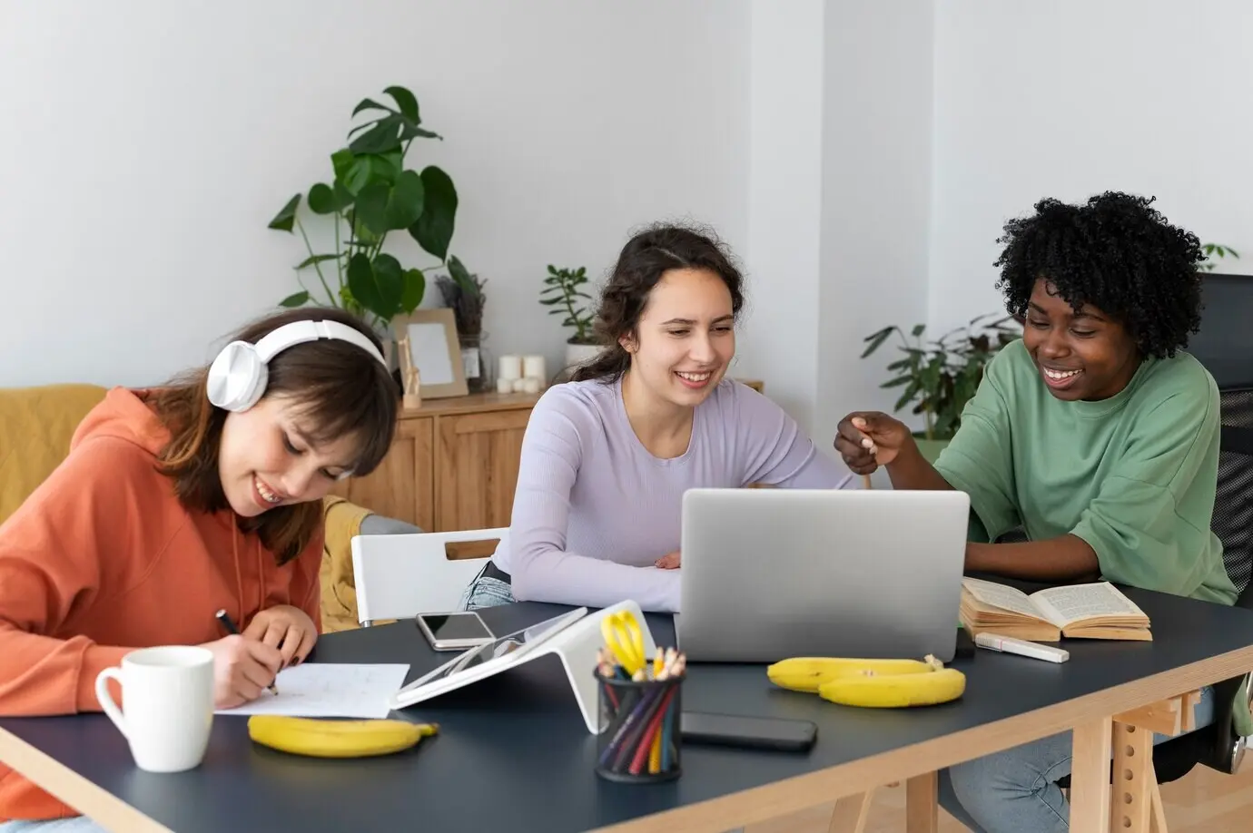 Коллеги занимаются командной работой над проектом.